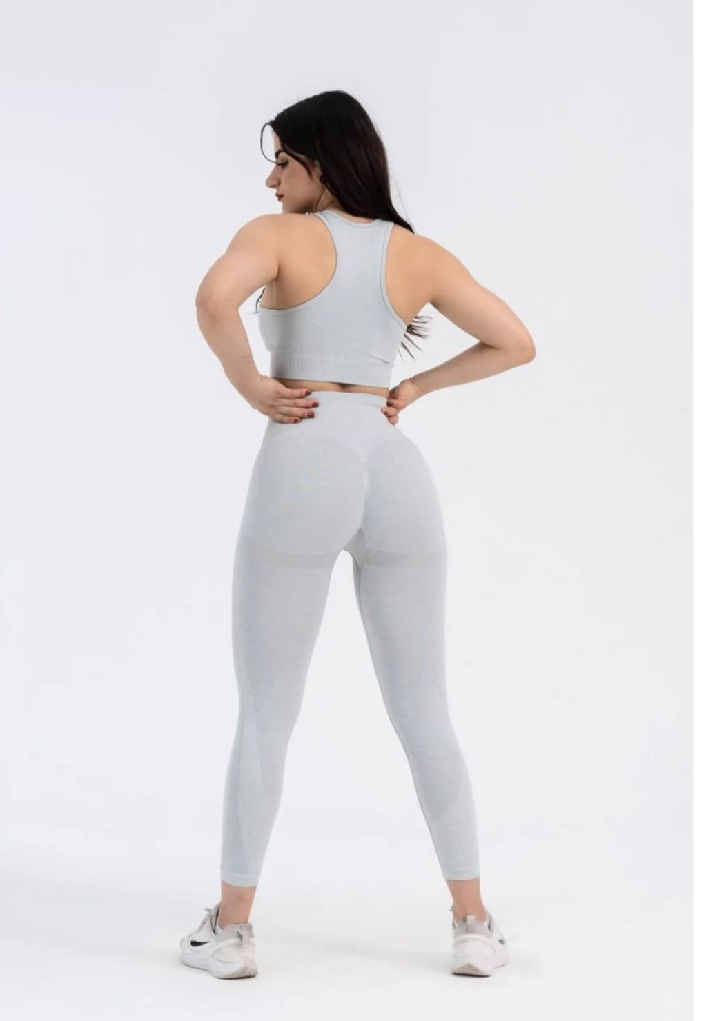 Light Grey Seamless Bra, Long Sleeve Crop & High-Waist 8/9 Leggings Set - Sculpting Fit and All-Day Comfort